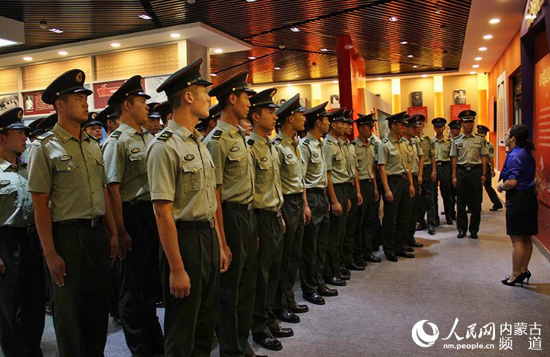 集体听取事迹介绍