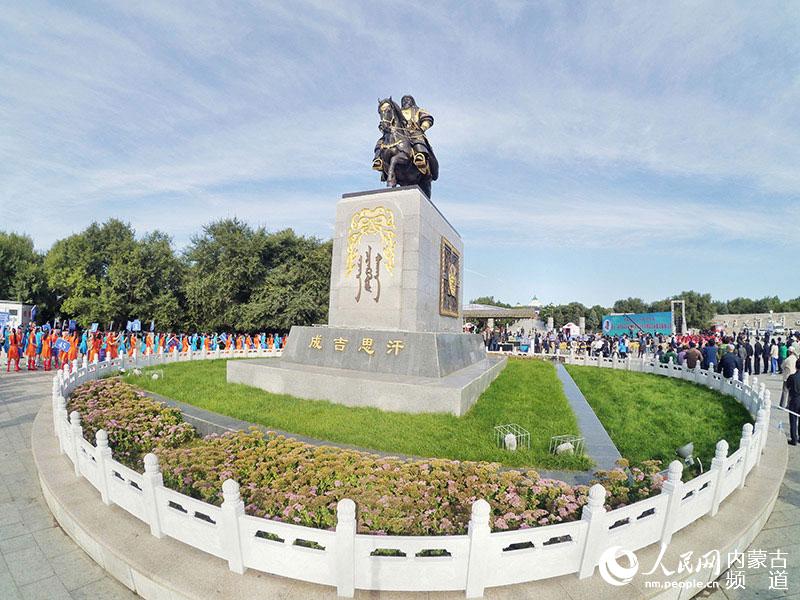 第十二届中国蒙古族服装服饰艺术节在乌兰浩特“盛装”开幕--内蒙古频道--人民网