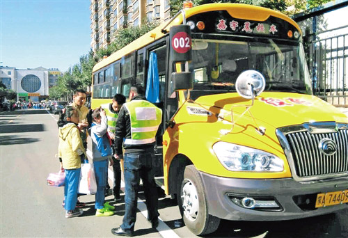 黄鼻子校车首次在呼和浩特市运行