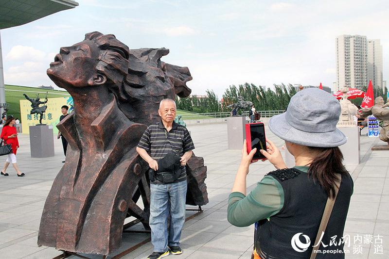雕抟刻意一内蒙古雕塑艺术展凝固草原文化精