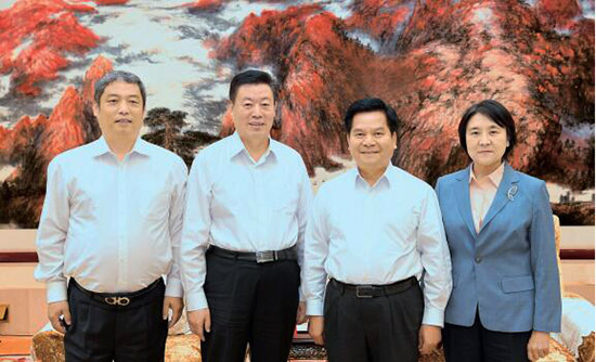 8月31日下午,自治区党委书记李纪恒(右2),自治区主席布小林(右1)在