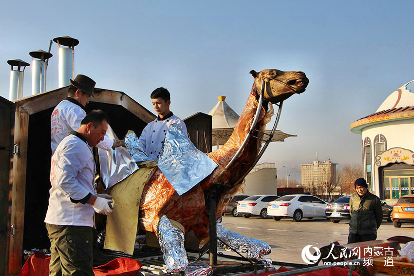 骆驼文化旅游节揭秘烤全驼制作过程(组图)--内蒙古频道--人民网