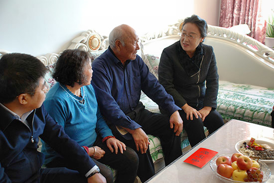 市委常委、区委书记陈丽岩看望老党员--内蒙古