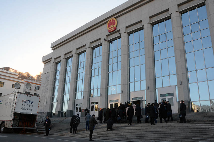 內蒙古自治區政協十二屆一次會議即將開幕，委員步入會場。