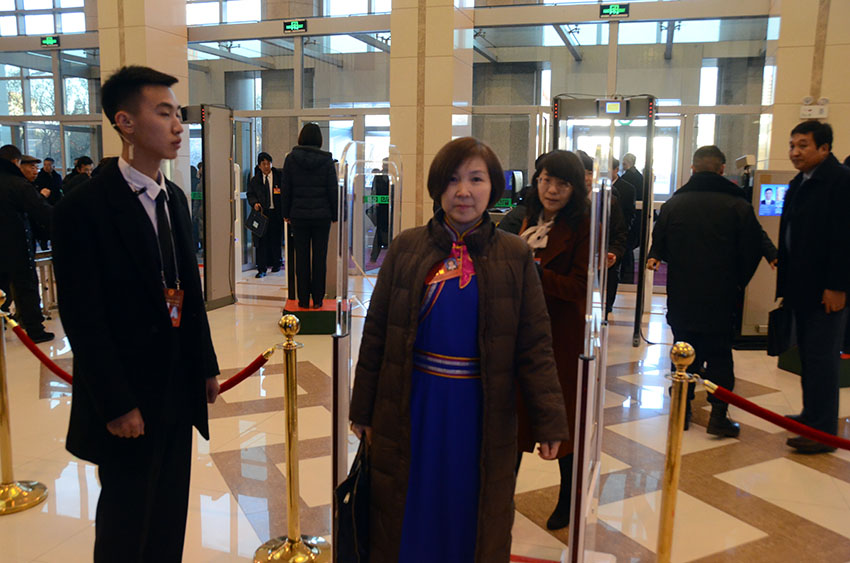 內蒙古自治區政協十二屆一次會議即將開幕，委員步入會場。