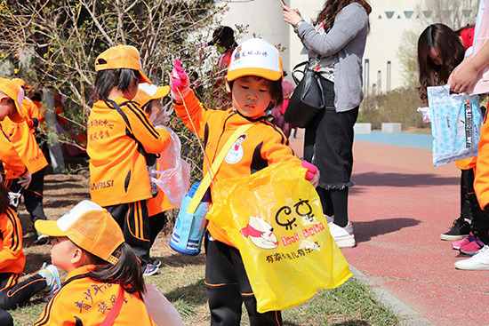 大手拉小手 为环保出力我开心