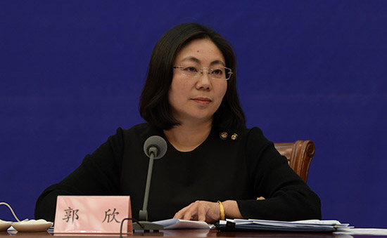 内蒙古自治区人大常委会办公厅副主任,研究室主任郭欣主持新闻发布会.