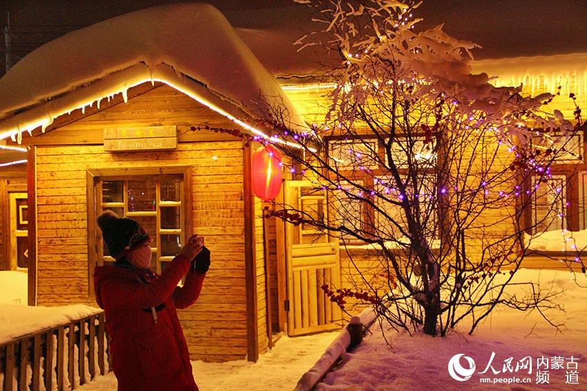 阿尔山雪村里厚厚的白雪和红彤彤的灯笼，勾起了人们美好的回忆。