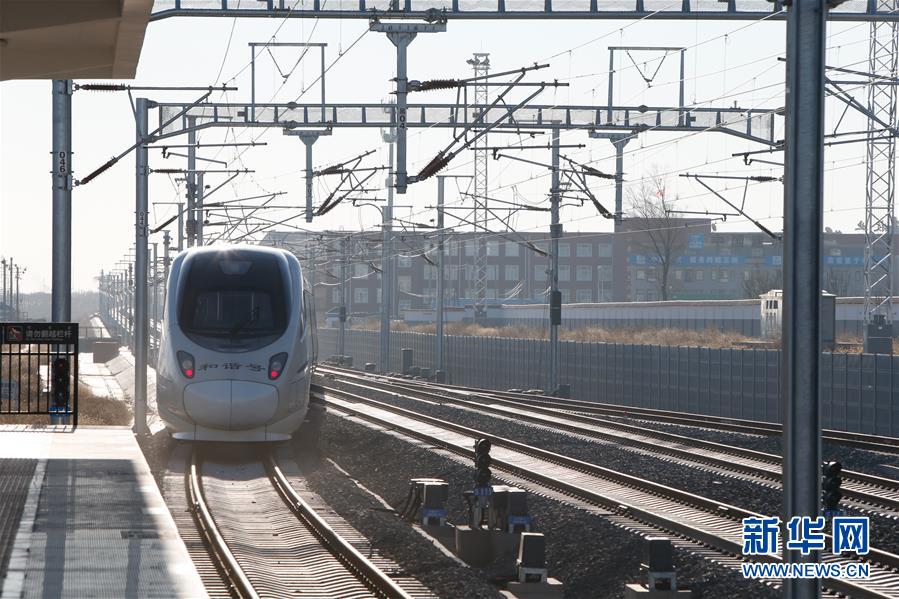 12月29日，新通高鐵C1508次列車駛出甘旗卡站。新華社記者 虞東升 攝