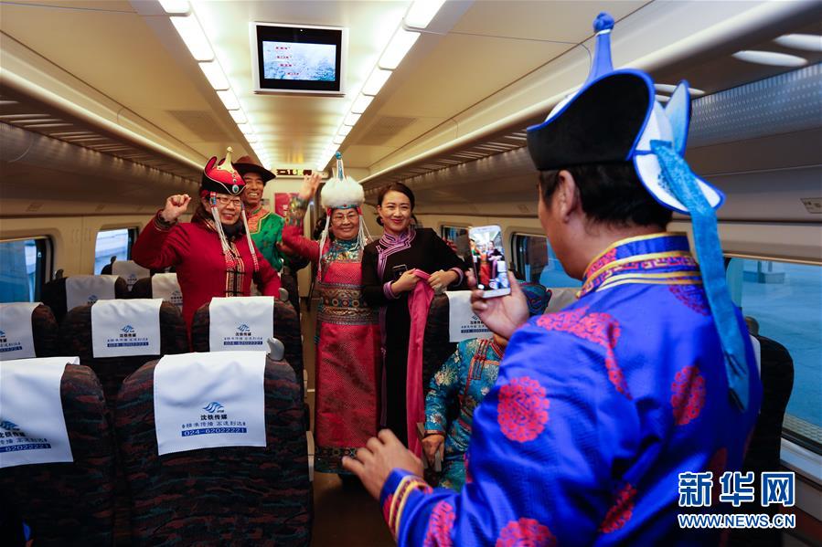 12月29日，乘客在新通高鐵C1508次列車車廂裡合影留念。新華社記者 虞東升 攝