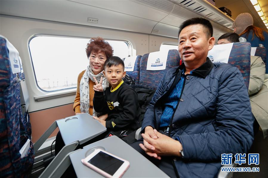 12月29日，乘客乘坐新通高鐵C1508次列車。新華社記者 虞東升 攝