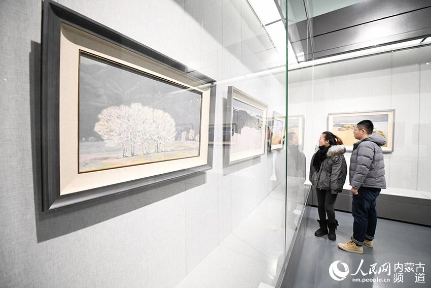 书画爱好者参观展览