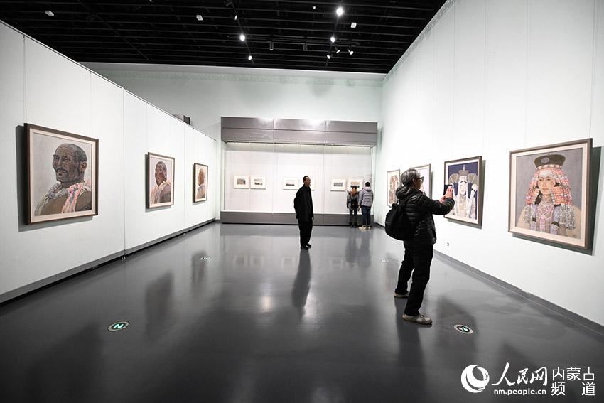书画爱好者参观展览