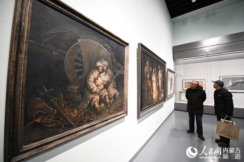 书画爱好者参观展览