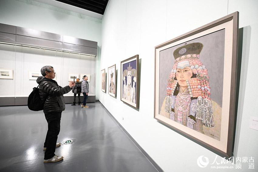书画爱好者参观展览