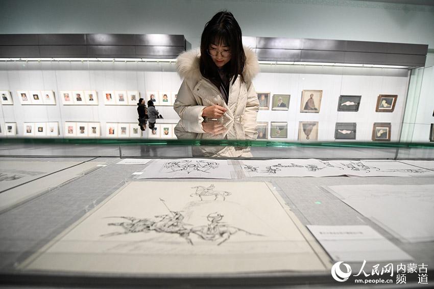 书画爱好者参观展览