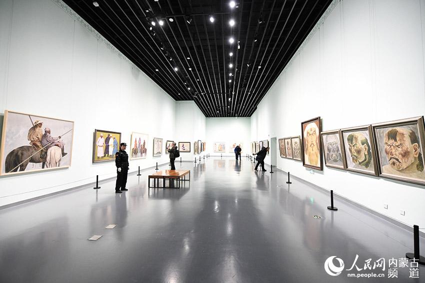 书画爱好者参观展览