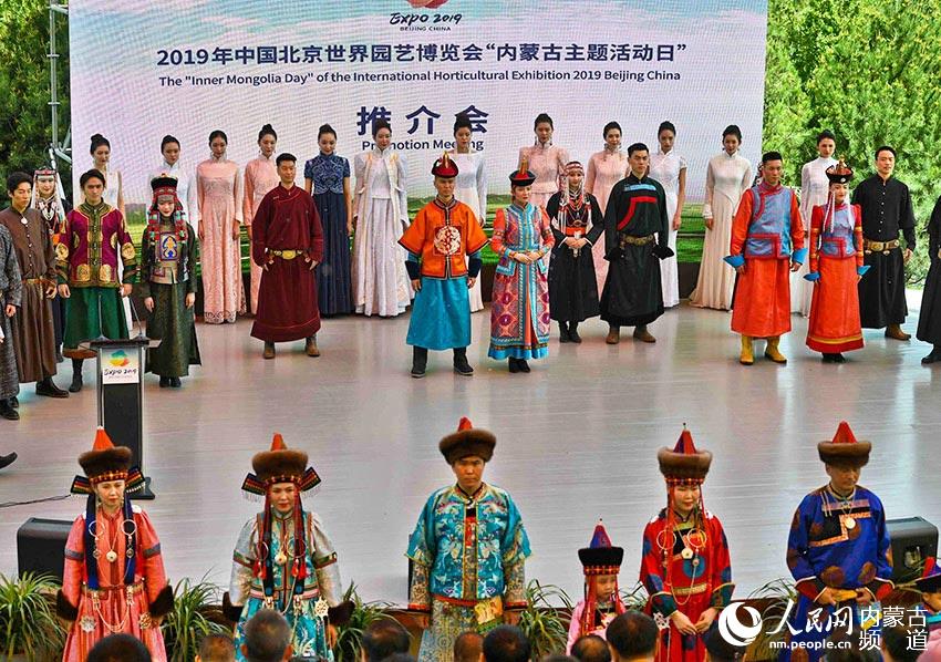 5月16日，“内蒙古主题活动日”开幕式上蒙古族服饰演出。记者张枨摄