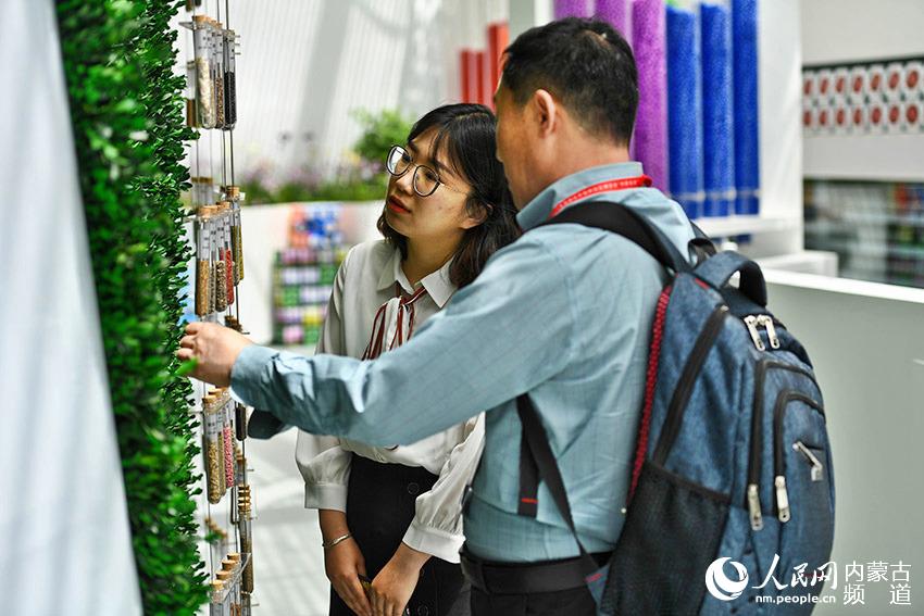 5月16日，观众被展出的植物种籽吸引。记者吴勇摄