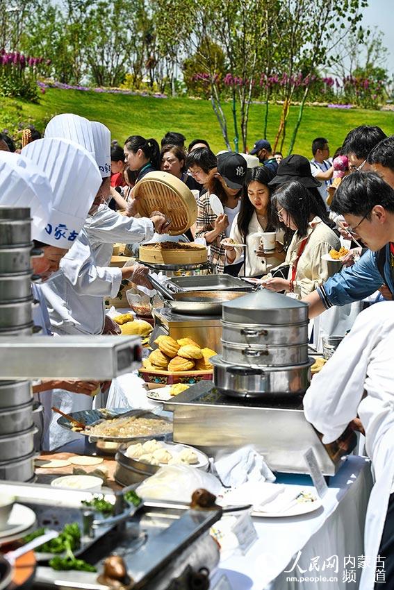 5月16日，“内蒙古味道”美食品鉴引来众多观众品尝。记者吴勇摄