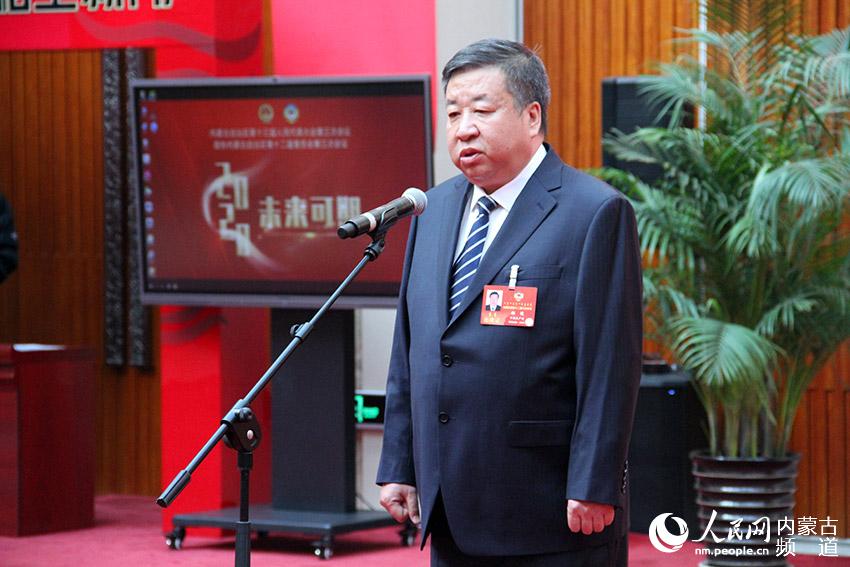 自治區政協委員鄭俊介紹內蒙古鐵路建設項目規劃。