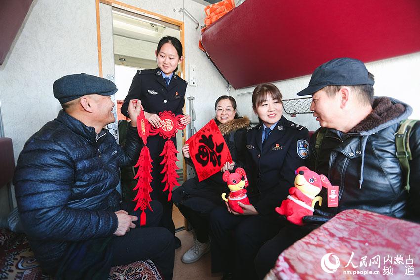 檢查員為返鄉的中國旅客送上節日的祝福。