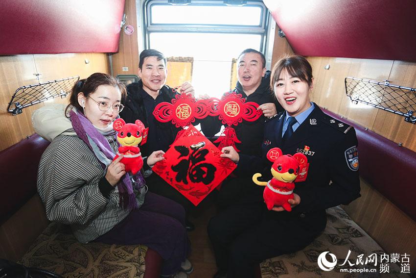 檢查員和返鄉的中國旅客共迎新春。