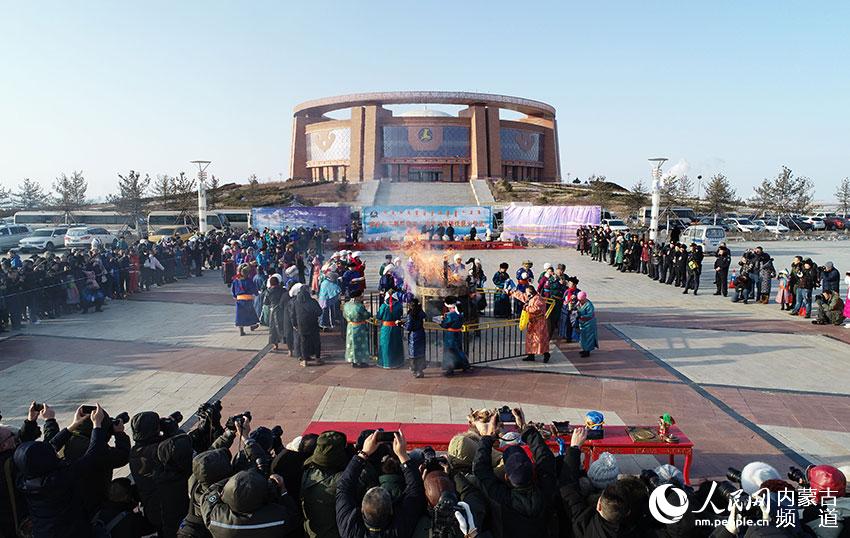 �������첼�в��������������ͷ�ٹ㳡���м�����ʽ��
