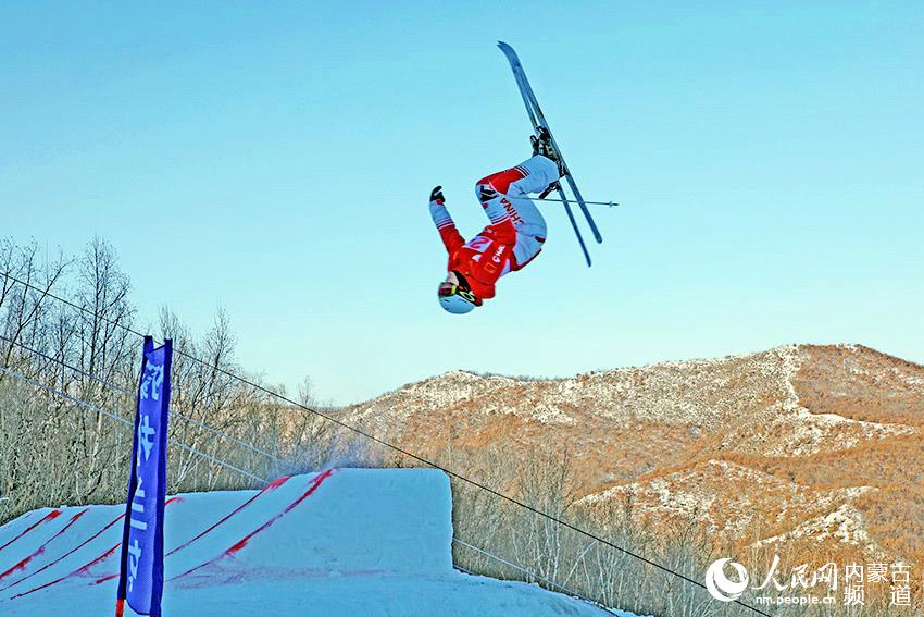 1月18日，運動員在內蒙古扎蘭屯金龍山滑雪場進行比賽。韓冷攝