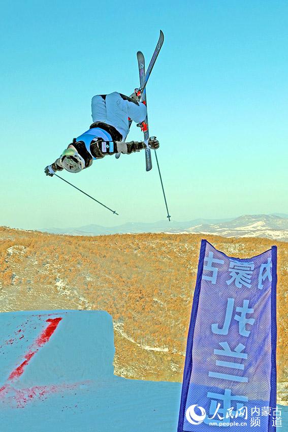 1月18日，運動員在內蒙古扎蘭屯金龍山滑雪場進行比賽。韓冷攝