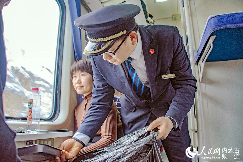 1月18日，K275次列車員劉少波在列車上打掃衛生。趙欣 張偉 攝