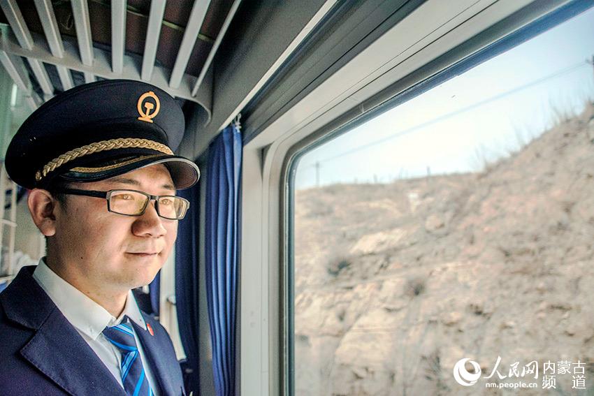 1月18日，K275次列車員劉少波在列車上等待與妻子見面。趙欣 張偉 攝