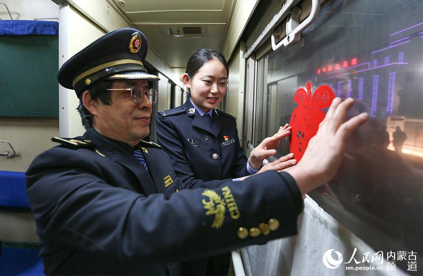 邊檢民警和列車員工一起裝飾列車，營造節日喜慶氛圍。