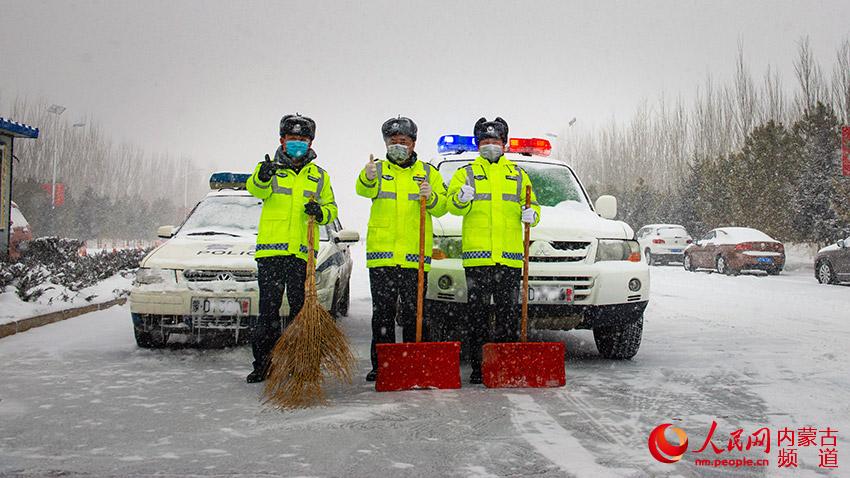 2月14日，阿魯科爾沁旗交通管理大隊民警在風雪中堅守防疫一線，維持交通秩序、進行道路清掃等工作，並對過往車輛及人員進行檢測、登記。張棖 張青林攝影報道