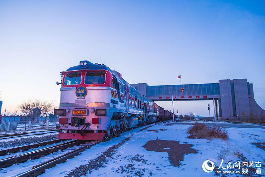 一列滿載貨物的列車通過二連浩特國門駛入國內。
