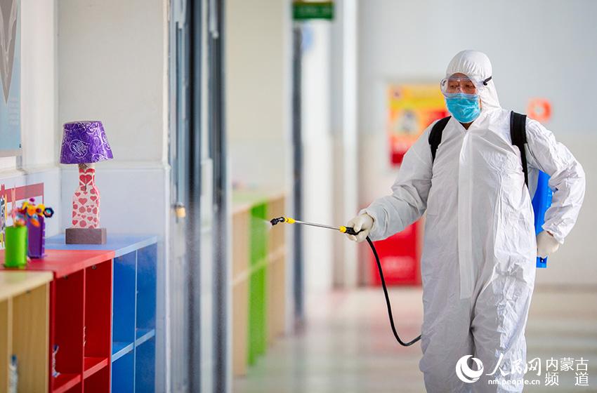 ���ͺ�������Ȫ��ͨ˳��Сѧ����Ա�ڽ�����ɱ��ҵ��