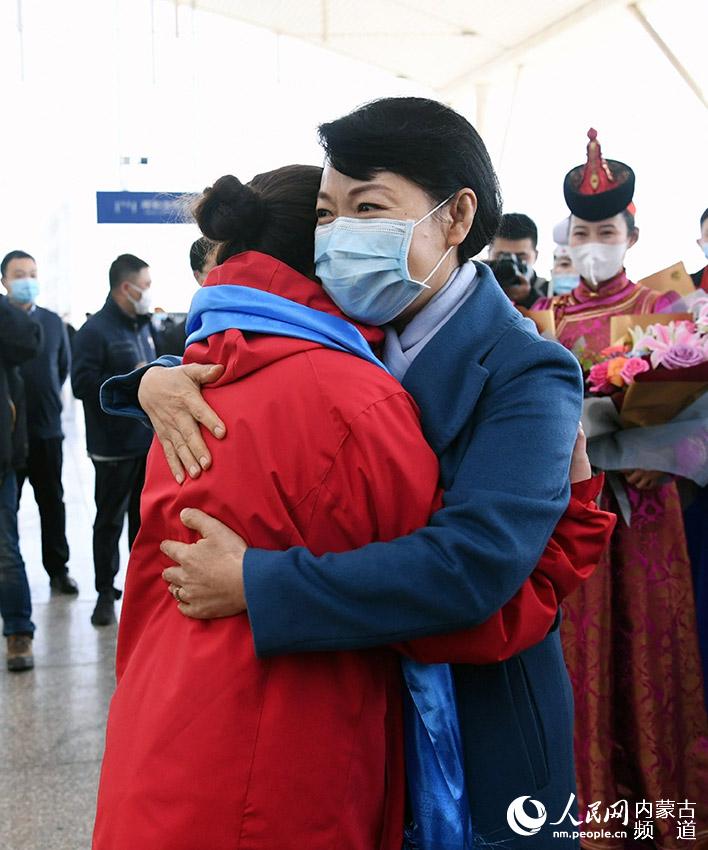 內蒙古自治區黨委常委、呼和浩特市委書記王莉霞迎接英雄們回家。