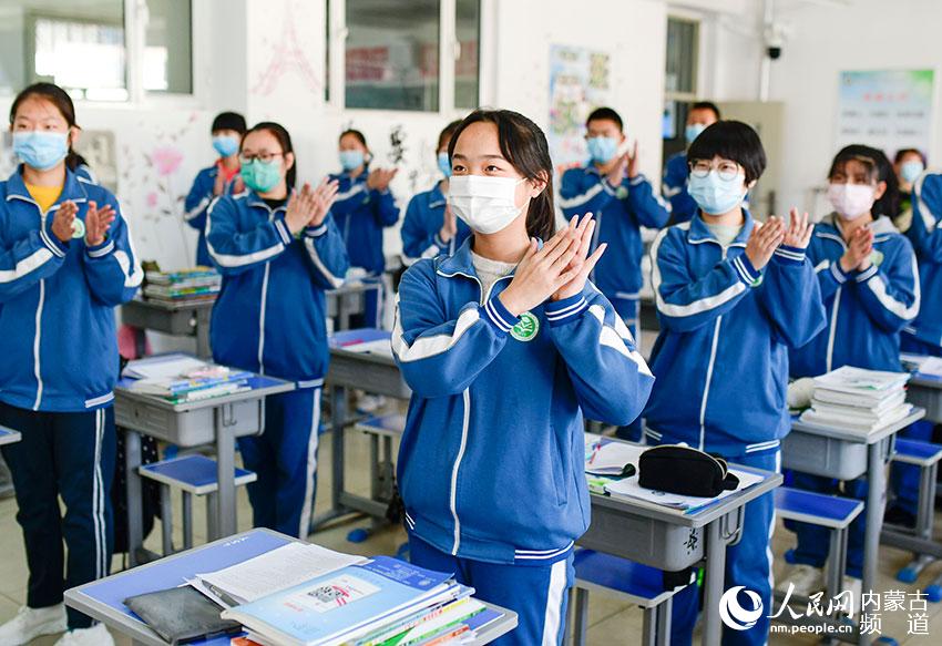 呼和浩特市第三十八中學初三（2班）學生在課間習練班級韻律操。