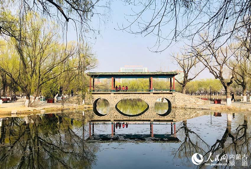在公園的涼亭，人們休息、聊天。哈布拉 攝