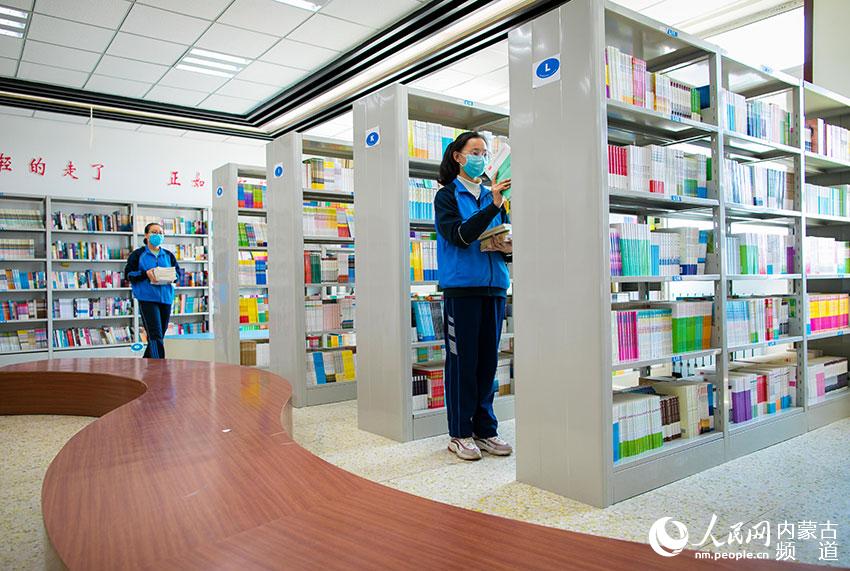 呼和浩特市第二十六中學“小圖書管理員”在整理讀者歸還的圖書。