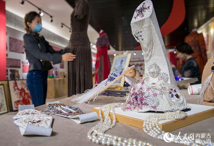 觀眾在呼和浩特市玉泉區首屆女性手工藝品展上欣賞蒙古族服飾。