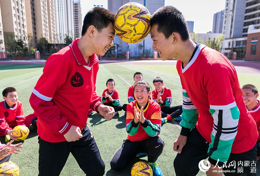 呼和浩特市玉泉區恆昌店巷小學學生在體育課上進行足球趣味游戲。