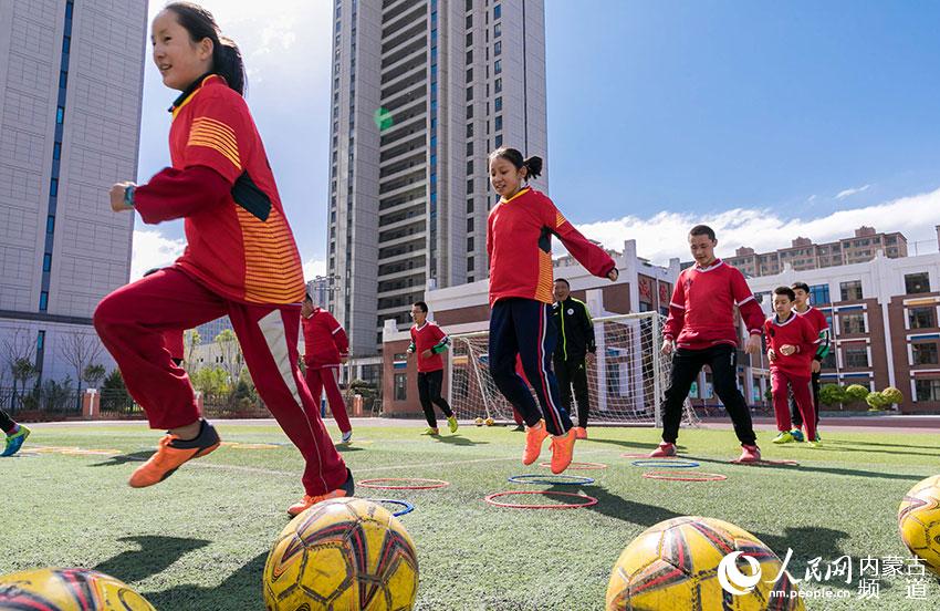 呼和浩特市玉泉區恆昌店巷小學學生在體育課上進行體能訓練。