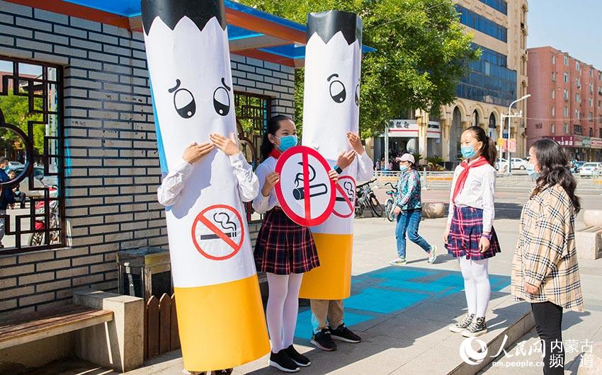 5月28日，內蒙古自治區呼和浩特市玉泉區恆昌店巷小學學生在街頭宣傳禁煙。