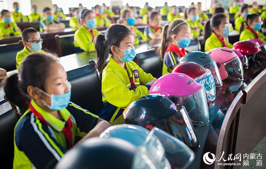 內蒙古呼和浩特市玉泉區通順街小學學生在學習佩戴安全頭盔常識。