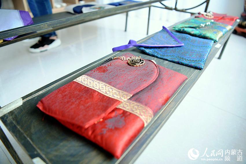 巾幗特色手工藝創作基地生產的手包