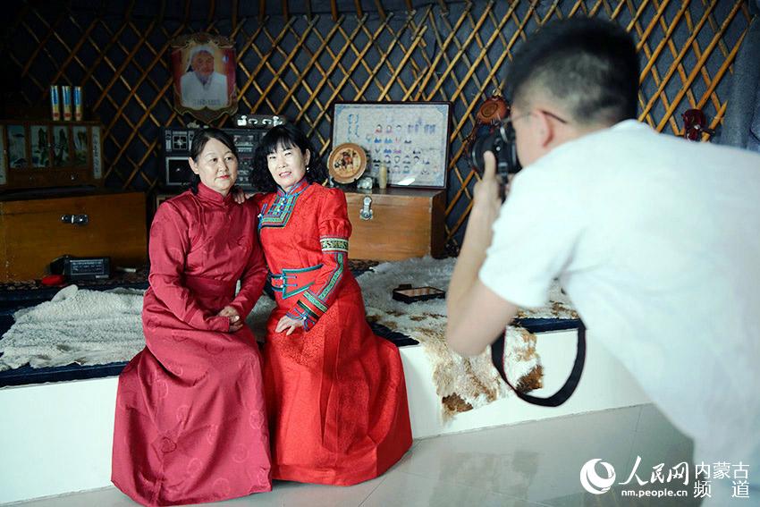薩仁高娃和阿日古娜穿著蒙古族傳統服飾合影