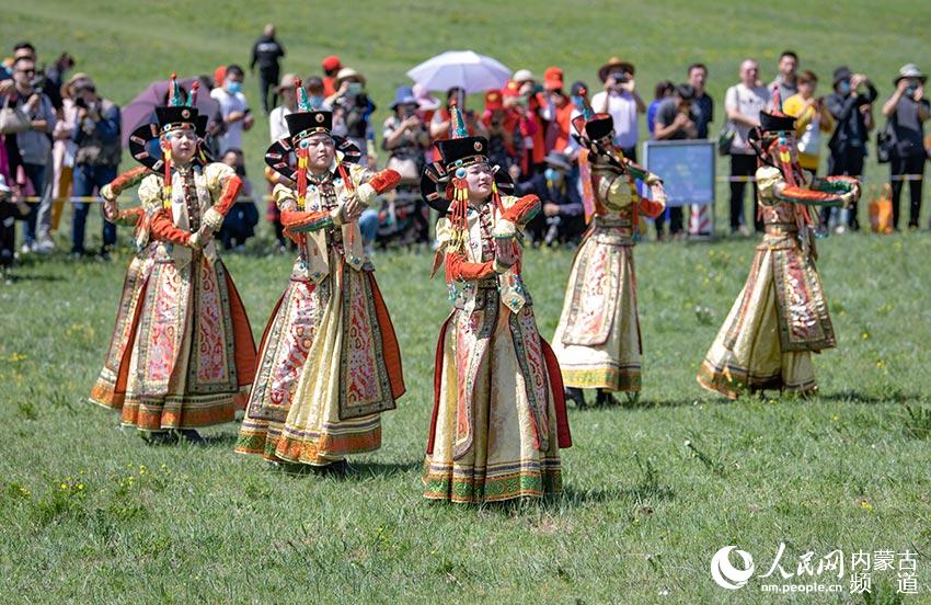 演員在敖包文化節上表演蒙古族舞蹈。