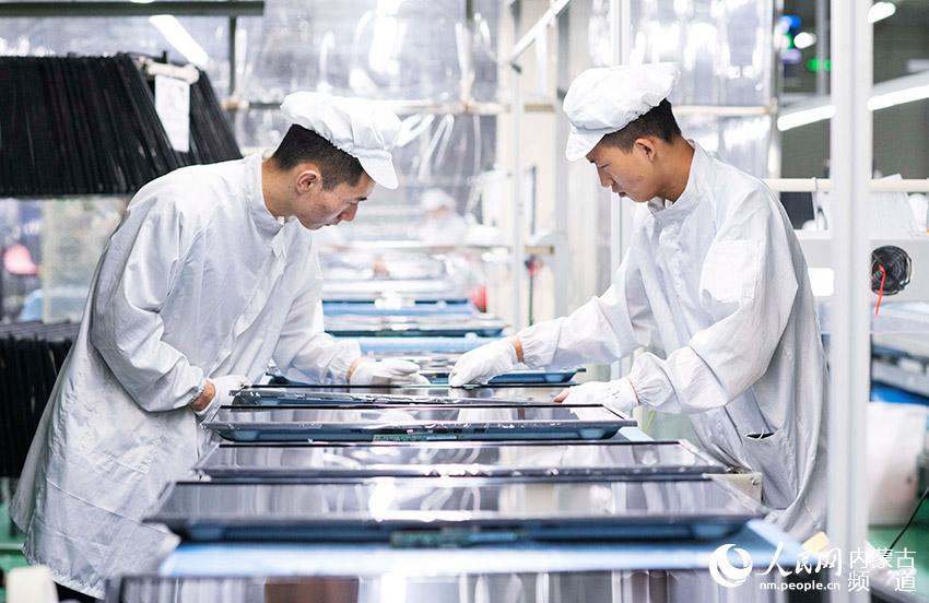 內蒙古機電職業技術學院2020屆畢業學生高玉峰（右）在一家彩電企業生產線上組裝配件。
