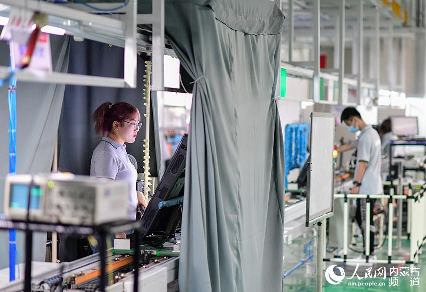 內蒙古機電職業技術學院2020屆畢業學生趙志彬在一家彩電企業生產線上工作。